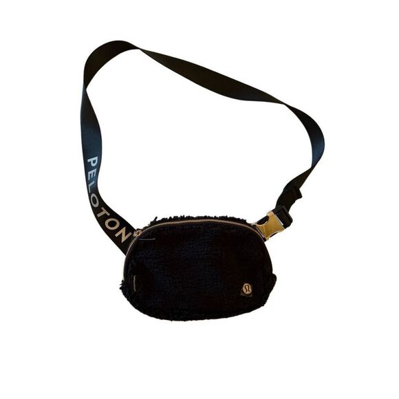 Lululemon Womens Black Zip Closure Peloton Sherpa Adjustable Strap Crossbody Bag - Picture 6 of 15